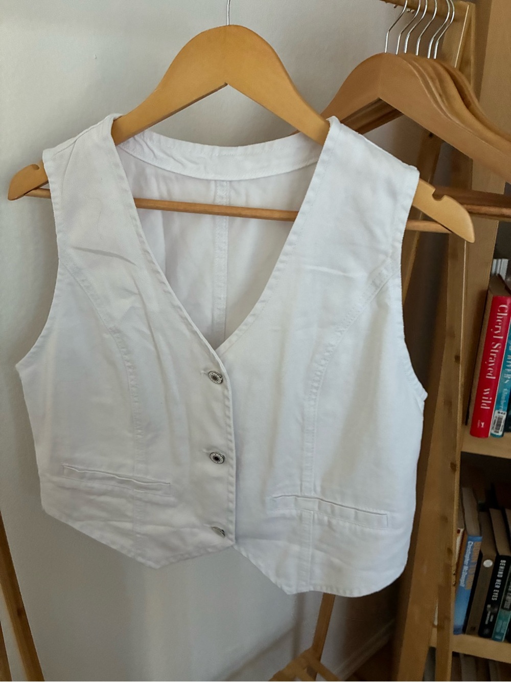 Amazon White Sleeveless Button-Front Crop Vest